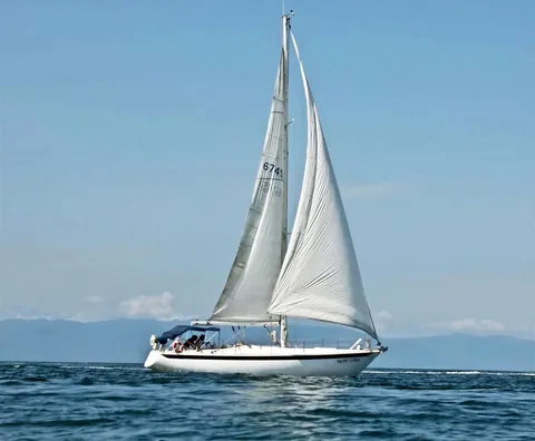 The 39-foot sailboat on the bay
